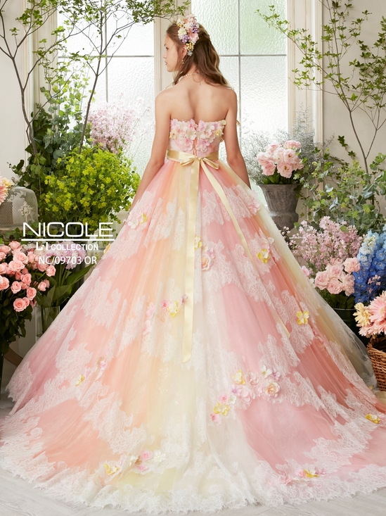 新作カラードレスは春っぽいピンクからイエローのグラデーションカラー 
